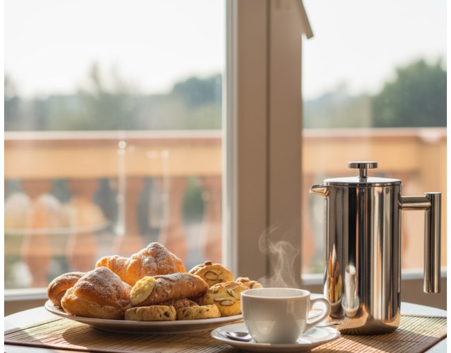 Coffee maker with stainless steel filter