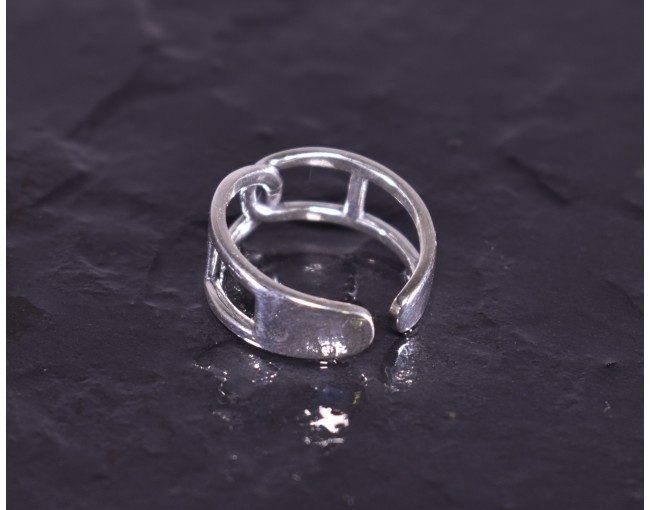 Silberring mit geometrischer Linienführung