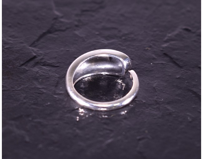 Glänzender Silberring modern offen