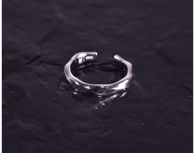 Elegant gewundener Silberring