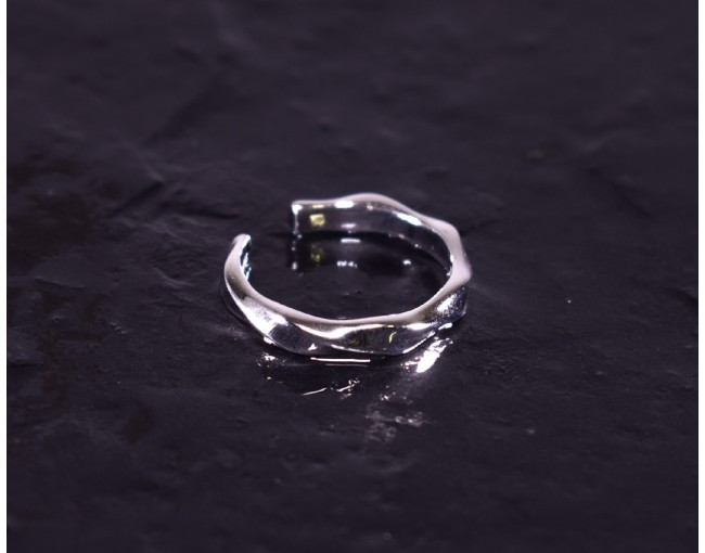 Elegant gewundener Silberring