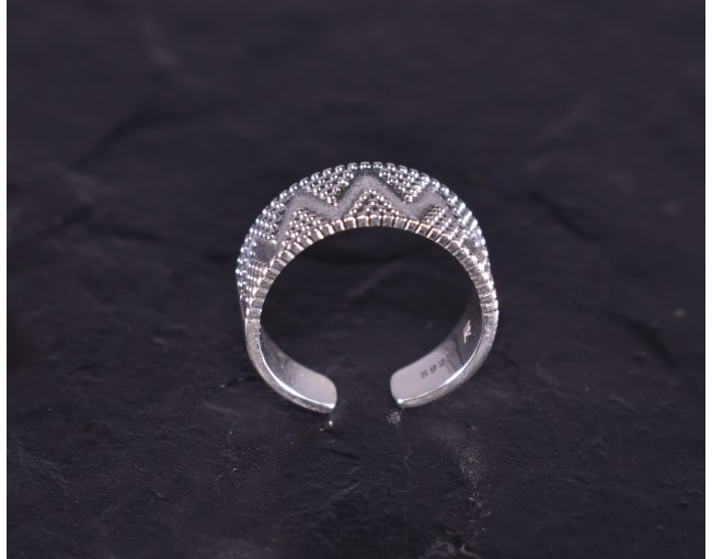 Geometrischer Silberring mit glattpolierten Kügelchen