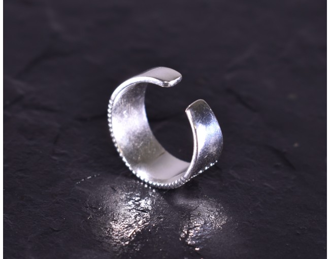 Geometrischer Silberring mit glattpolierten Kügelchen