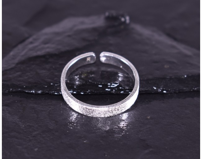 Eleganter Silberring mit matter Oberfläche