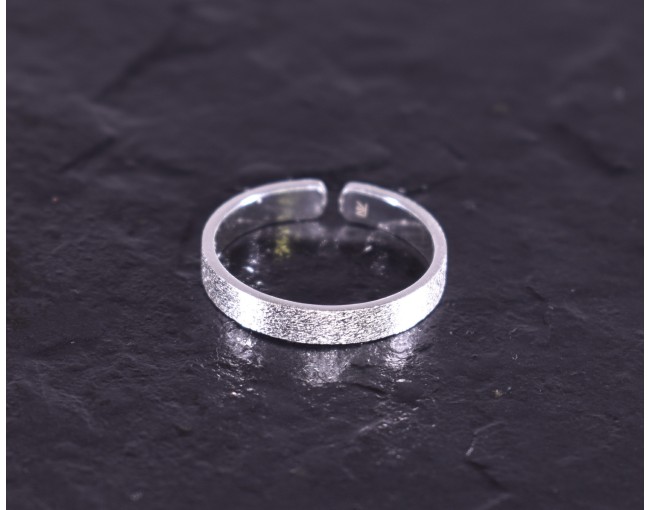 Eleganter Silberring mit matter Oberfläche