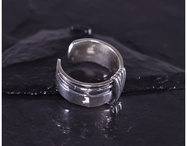 Kontrastreicher Silberring im Vintage Style