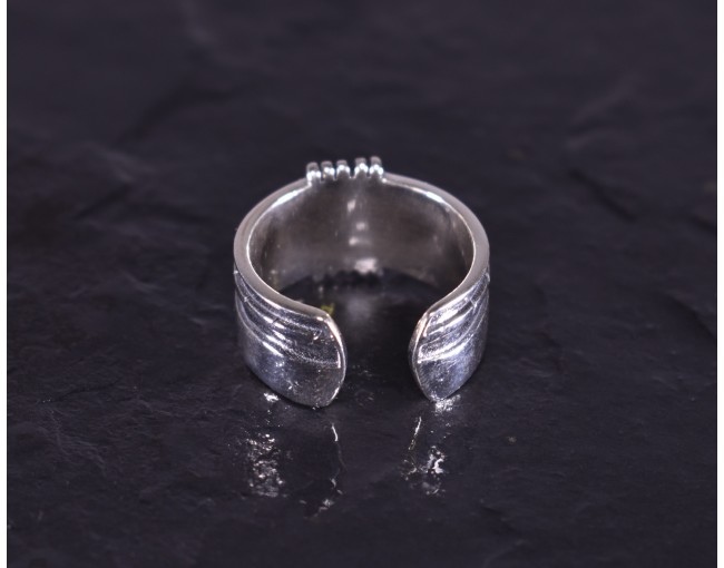 Kontrastreicher Silberring im Vintage Style