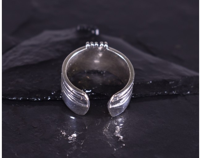 Kontrastreicher Silberring im Vintage Style