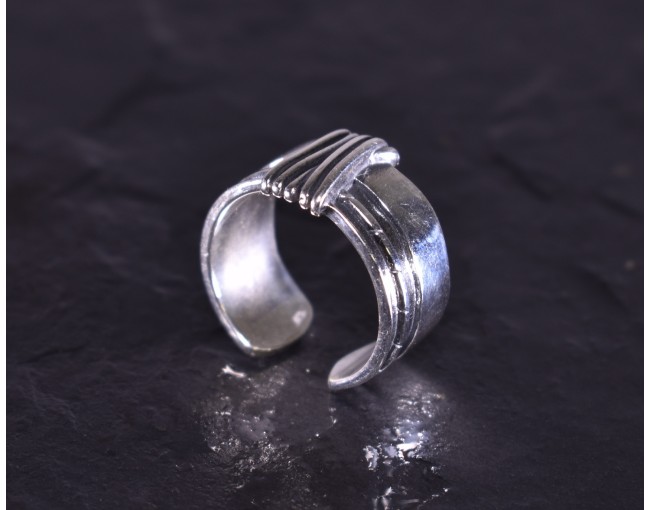 Kontrastreicher Silberring im Vintage Style