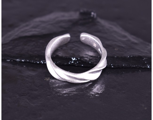 Matter Silberring mit gedrehtem Design