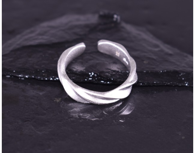 Matter Silberring mit gedrehtem Design