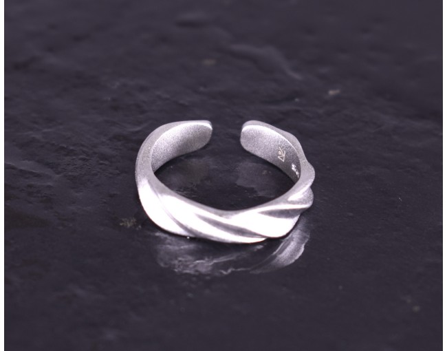 Matter Silberring mit gedrehtem Design