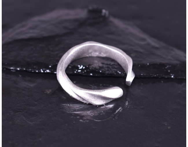 Matter Silberring mit gedrehtem Design