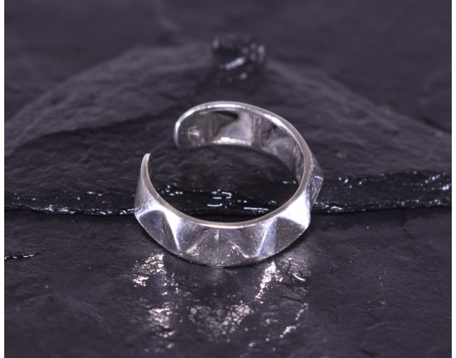 Silberring im Punk Design