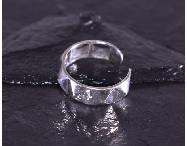 Silberring im Punk Design