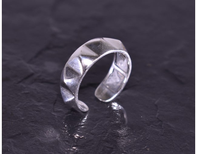 Silberring im Punk Design