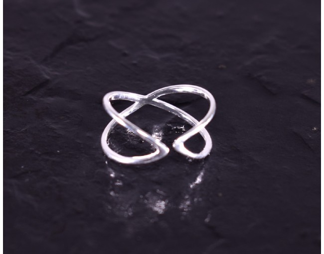 Silberring mit filigran sich kreuzenden Ringschienen