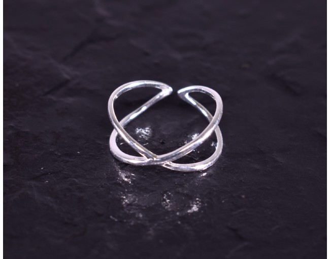 Silberring mit filigran sich kreuzenden Ringschienen