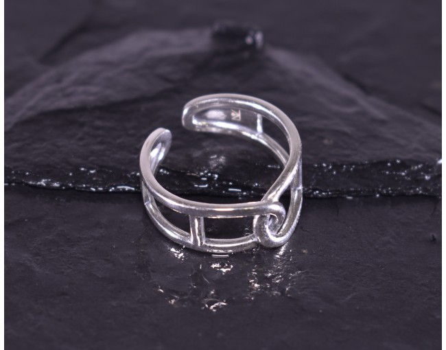 Silberring mit geometrischer Linienführung