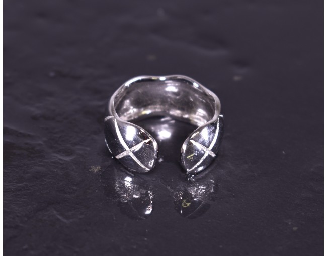 Silberring mit lebendigem Design