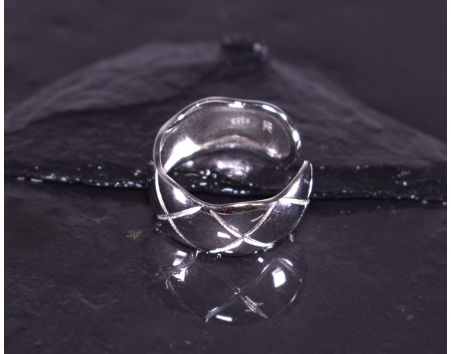 Silberring mit lebendigem Design