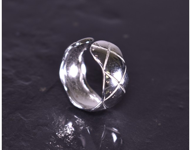 Silberring mit lebendigem Design