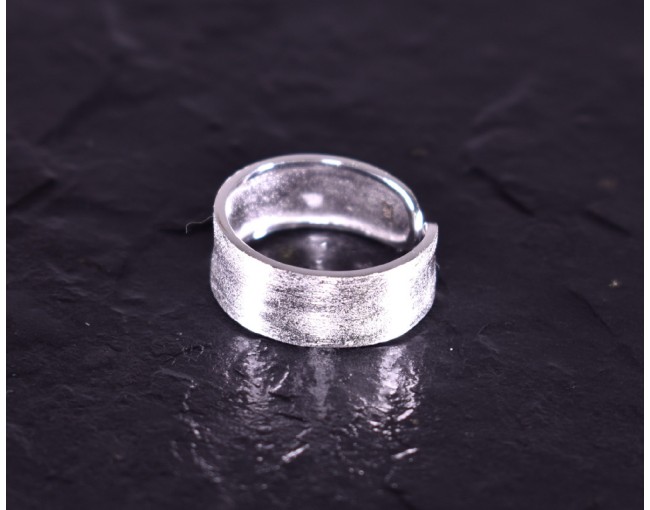 Zeitloser Silberring Klassiker elegant designt